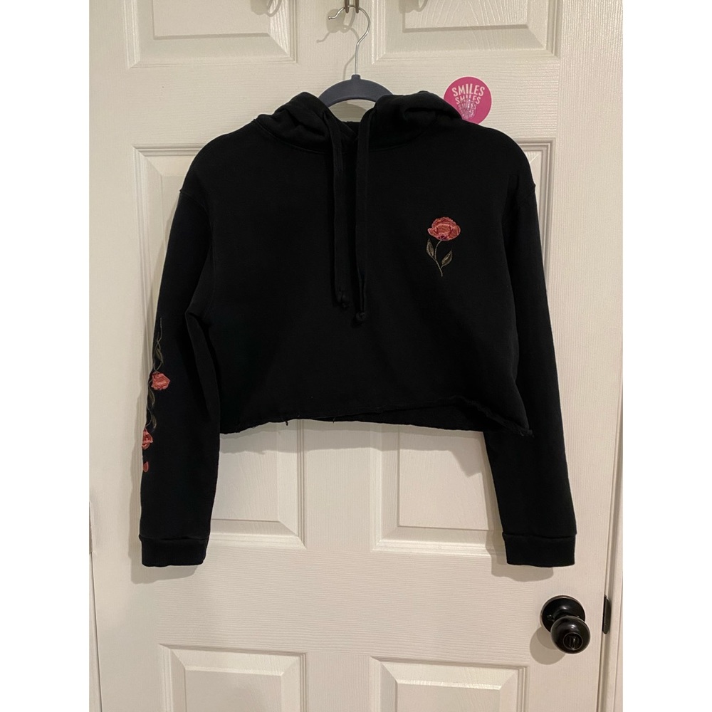 Crop top hoodie sweater with flower embroidery